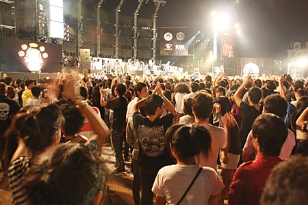 More than 400,000 rocked out, chowed down and shopped ‘til they dropped as Pattaya’s beachfront transformed into a giant street party for the Pattaya International Music Festival.